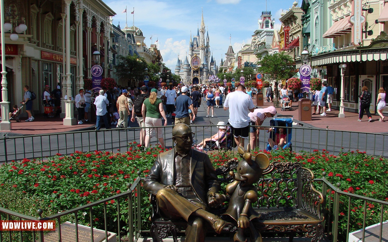 statue of roy disney and minnie mouse