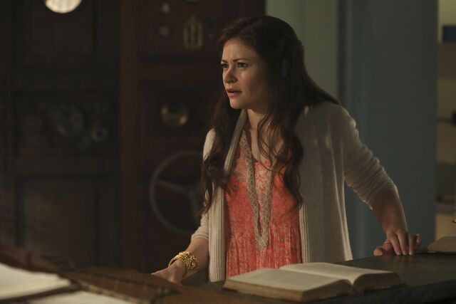 File:Once Upon a Time - 6x09 - Changelings - Photography - Belle 4.jpg