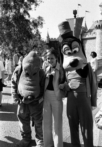 File:Twiggy-with-Goofy and Pluto.jpg