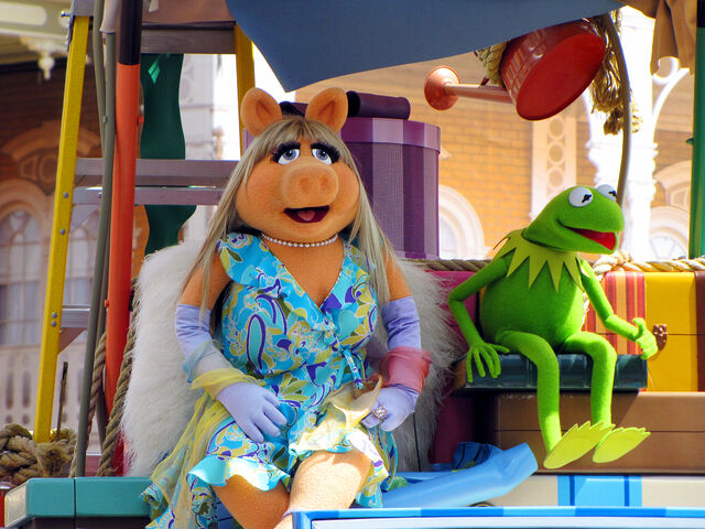 File:Disney'sHonoraryVoluntEarsCavalcade-PiggyKermit.jpg
