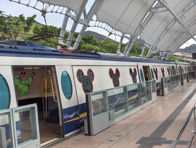 File:HK MTR DisneyResortLine Sunny Bay platform trains.jpg