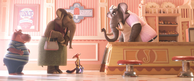 File:Zootopia-easter-eggs-totoro-cookies-frozen-plates.jpg