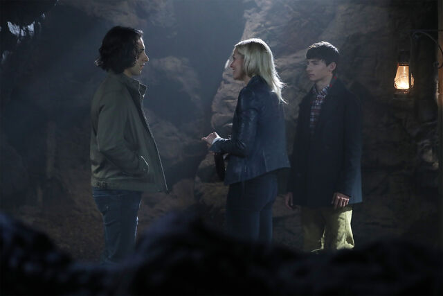File:Once Upon a Time - 6x05 - Street Rats - Photography - Aladdin, Emma and Henry 2.jpg