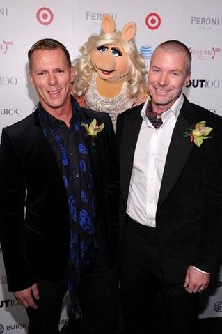File:OUT100-RedCarpet-MissPiggy-HonoreeBrianPendleton&ChadGoldman-(2011-11-18).jpg