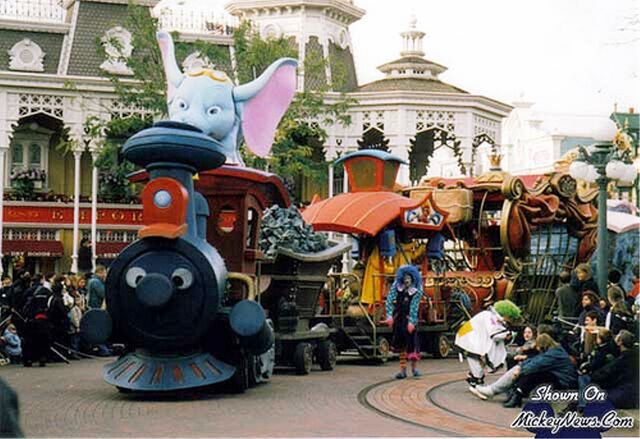 File:Disneyland paris Dumbo parade.jpg