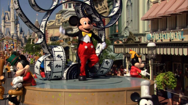 File:MickeyMouseinBuzzLightyear'sScienceofAdventure.jpg