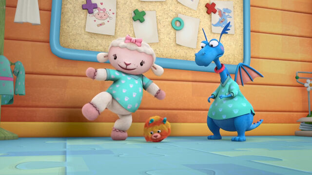 File:Lambie, stuffy and squibbles.jpg