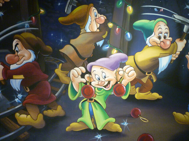 File:2012xmasdwrfsmural2.jpg