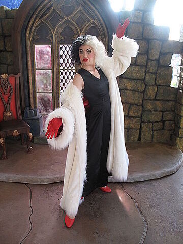 File:Cruella De Vil HKDL.jpg