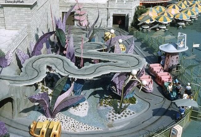 File:Original Alice in Wonderland Attraction 2.jpg