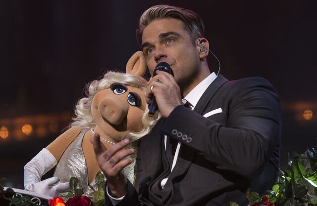 File:SwingsBothWays-MissPiggy&RobbieWilliams-(2013).jpg