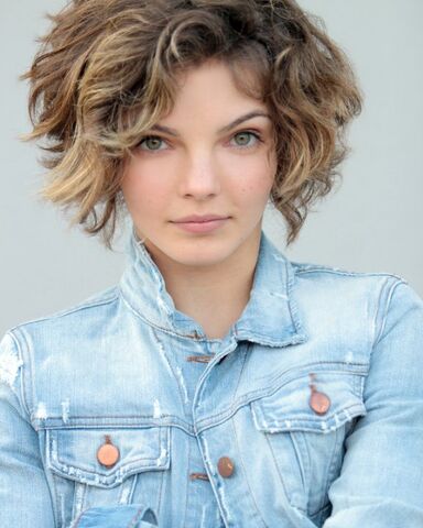 File:Camren Bicondova.jpg