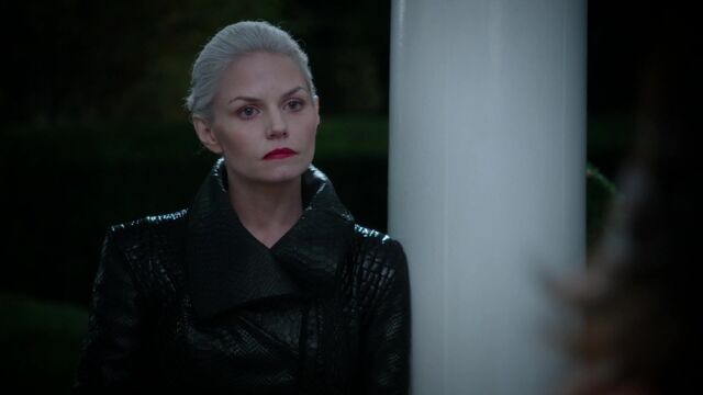 File:Once Upon a Time - 5x05 - Dreamcatcher - Emma at Regina's Door.jpg
