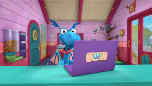 File:Stuffy with his laptop.jpg