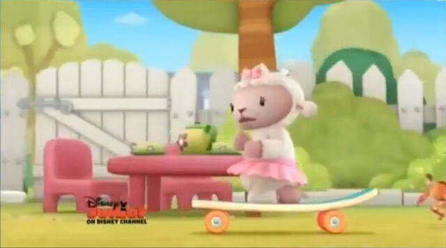 File:Lambie on the skateboard.jpg