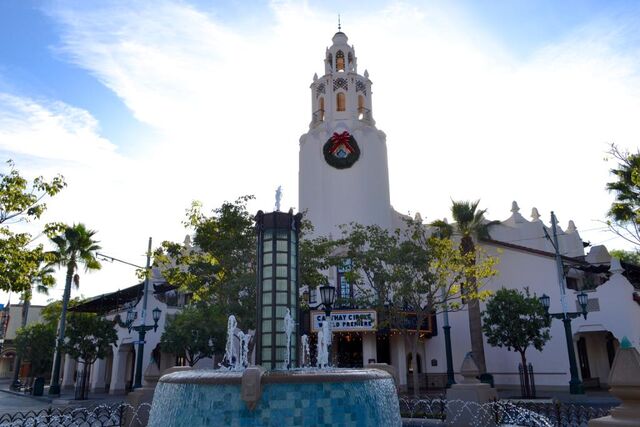 File:Carthay circle theatre disneyland.jpeg