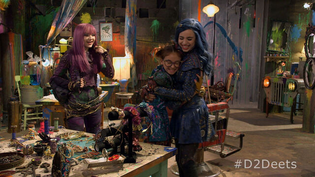 File:Descendants 2 - Photography - Mal, Evie and Dizzie.jpg