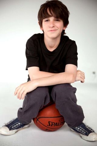 File:Zachary-Gordon-diary-of-a-wimpy-kid-11435439-640-960.jpg