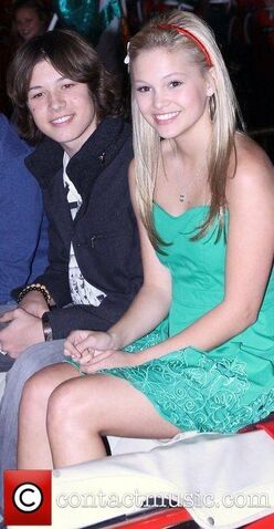 File:Jason-earles-anf-olivia-holt-and-leo 3630323.jpg