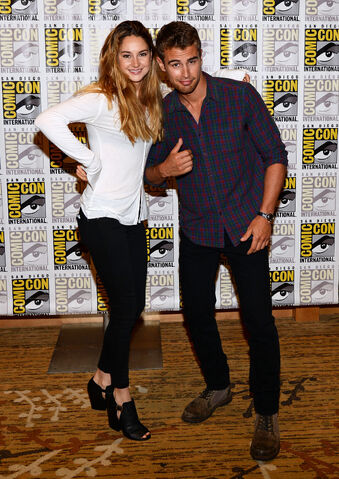 File:-Divergent-Panels-Comic-Con-2013-Day-1-July-18-2013-theo-james-35307776-2124-3000.jpg