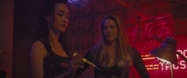 Archivo:Sala de tatuajes Divergente.png