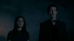 TNOTD - Doctor y Clara viendo la tumba TARDIS.png