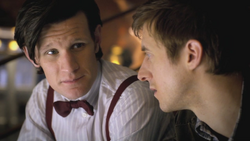 The Girl Who Waited - El Doctor habla con Rory.png