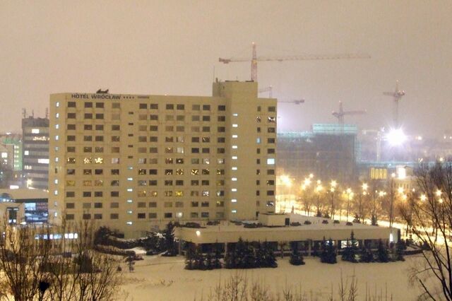 Plik:Hotel Wrocław noc.jpg