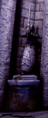 File:Statue holding sword pointing UP.jpg