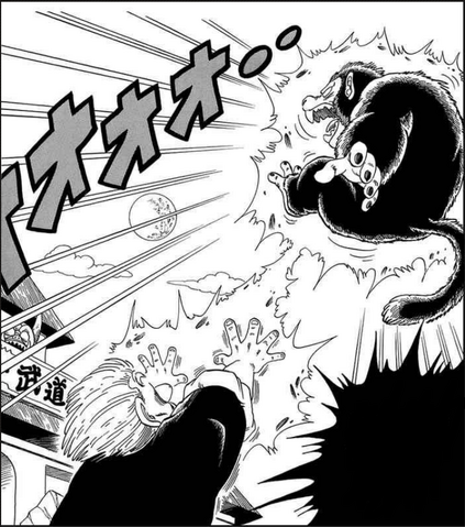 Datei:Son Goku verwandelt sich während Jackies Angriff in einen Ozaru.png