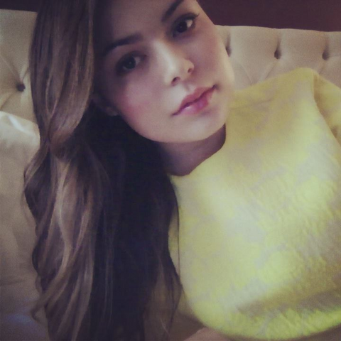 File:Miranda Cosgrove in her bed.png