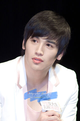 Archivo:Yoo Gun3.jpg