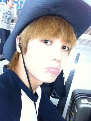 Archivo:33664-mblaq-mir-cute-self-camera.jpg