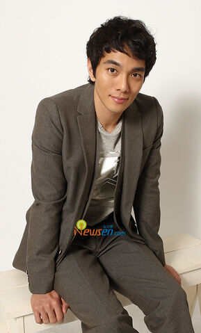 Archivo:Lee Kyu Han2.jpg