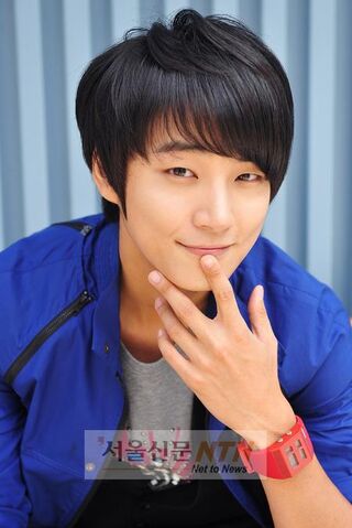 Archivo:Yoon-shi-yoon.jpg