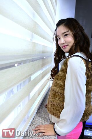 Archivo:Yoon Seo3.jpg