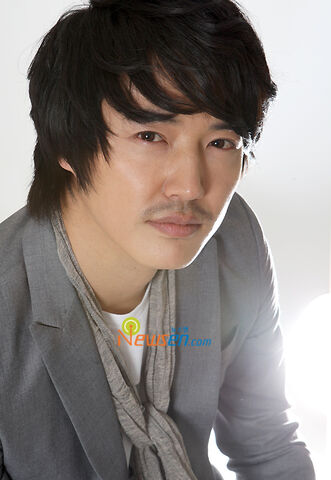Archivo:Yoon Sang Hyun2.jpg