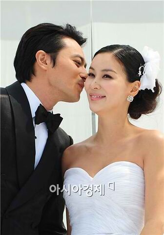 Archivo:Jang-dong-gun-go-so-young-honeymoon.jpg