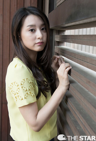 Archivo:Kim Ji Won (1992)30.jpg