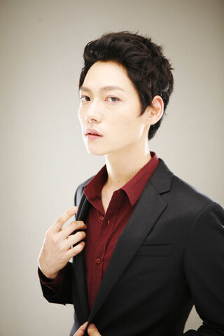 Archivo:Kim Dong Suk10.jpg