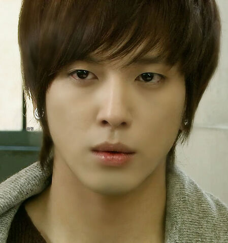 Archivo:-Jung-Yong-Hwa-jung-yong-hwa-19059858-740-790.jpg