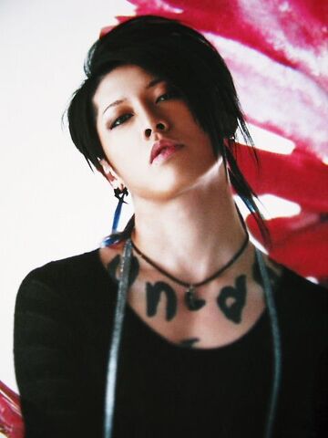Archivo:MIYAVI+Calendar+2009.jpg