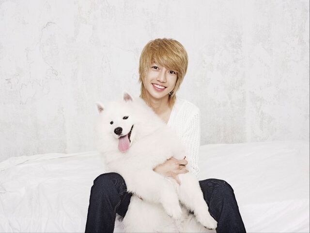 Archivo:Young Min 02.jpg