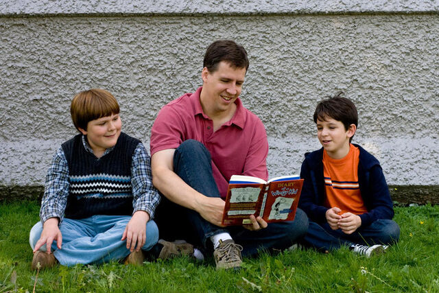 Plik:Jeff kinney z aktorami.jpg