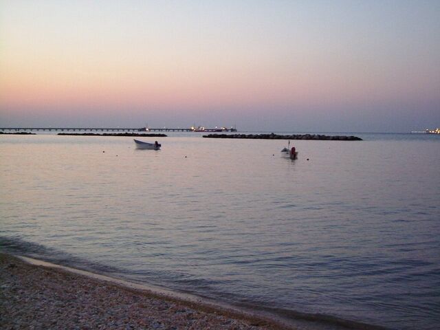 File:Quasi sera sul mare.jpg