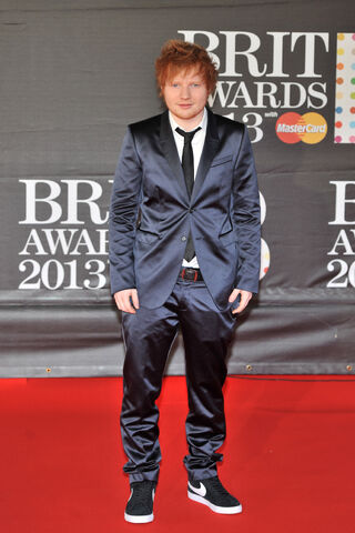 File:2013-brit-awards-red-carpet-1.jpg