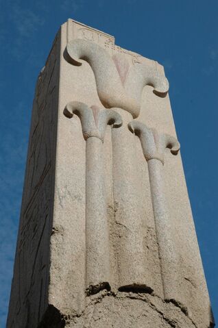 Plik:Tempio di Karnak pilastro con fiori di loto.jpg