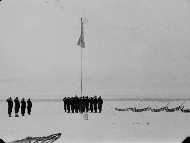 Archivo:Bandera argentina ondeando en Belgrano, Antártida.jpg