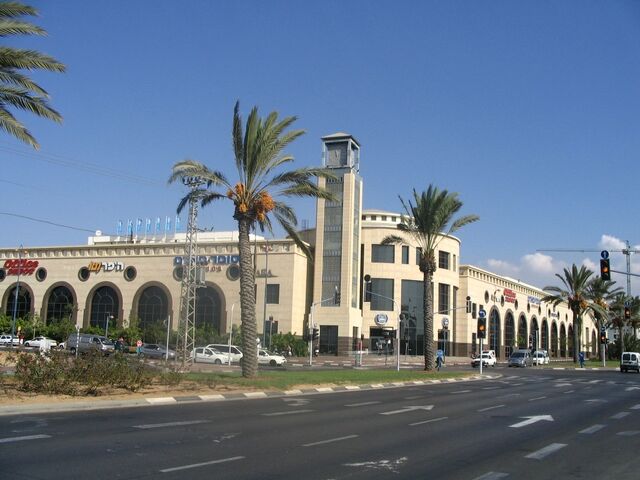 File:Holon Mall.jpg