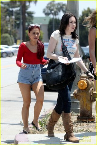 File:Ariana-grande-liz-gillies-dmv-03.jpg